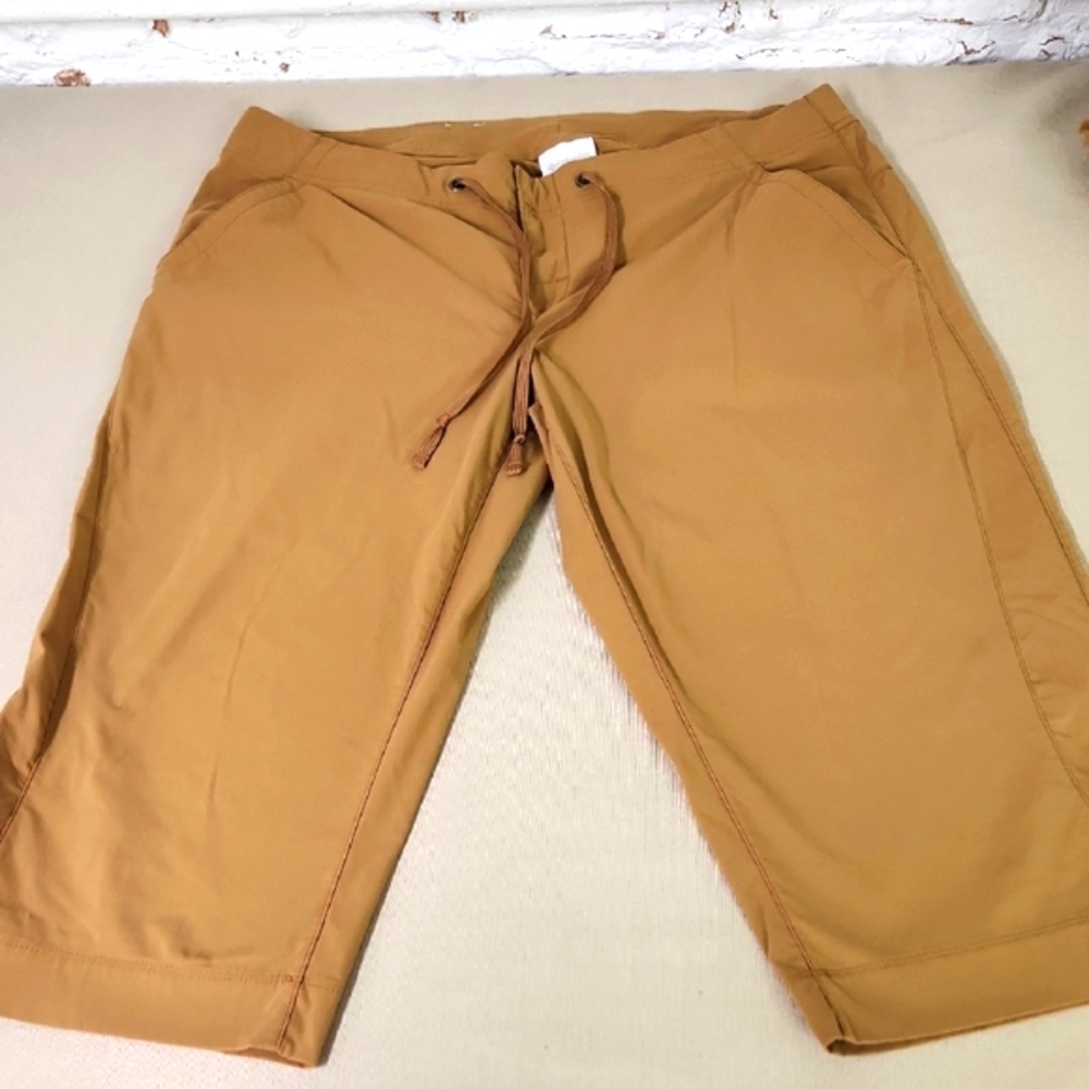Columbia Tan Sportswear Crops Size 14
